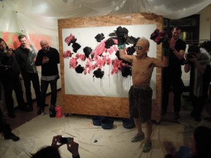 Ushio Shinohara's painting, created by boxing with the canvas